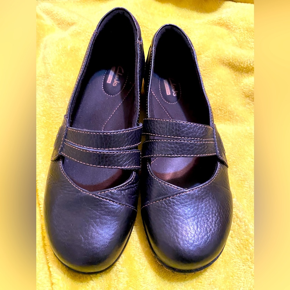 CLARKS women’s slip on black leather shoes size 8W